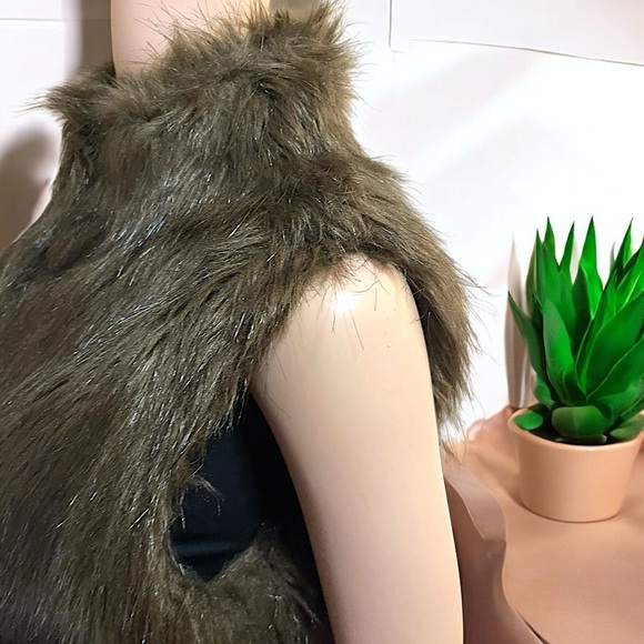 Kenar Women’s Brown Faux Fur Vest - Picture 10 of 16
